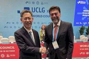 Barcala exige una financiación equitativa para los municipios en la Cumbre Mundial de Ciudades en China