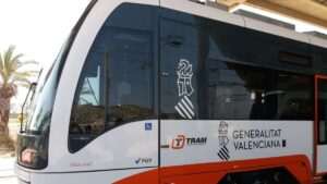 Colisión entre un tren del TRAM y un coche en la Vila Joiosa provoca ligeros retrasos