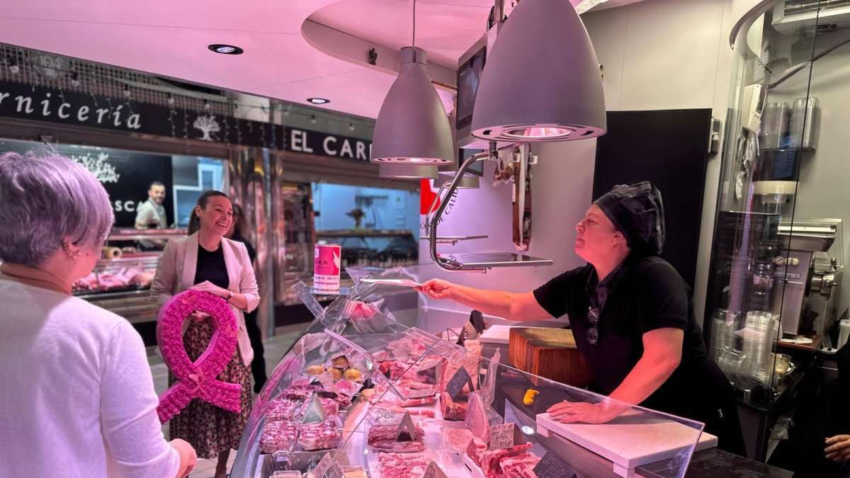 Mercados municipales de Alicante participan en la campaña del Día Internacional del Cáncer de Mama con huchas solidarias