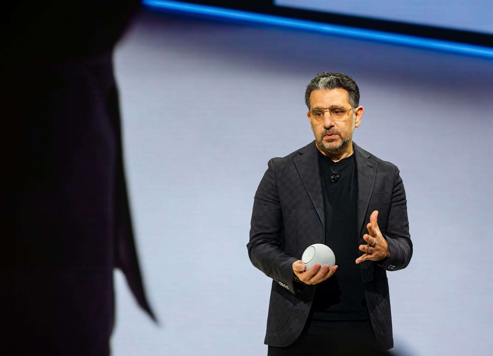 Panos Panay de Amazon muestra un nuevo Echo.
