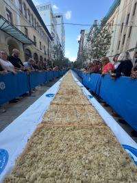 Récord de 108 metros en el concurso de coca de mollitas en Alicante con 10,000 asistentes