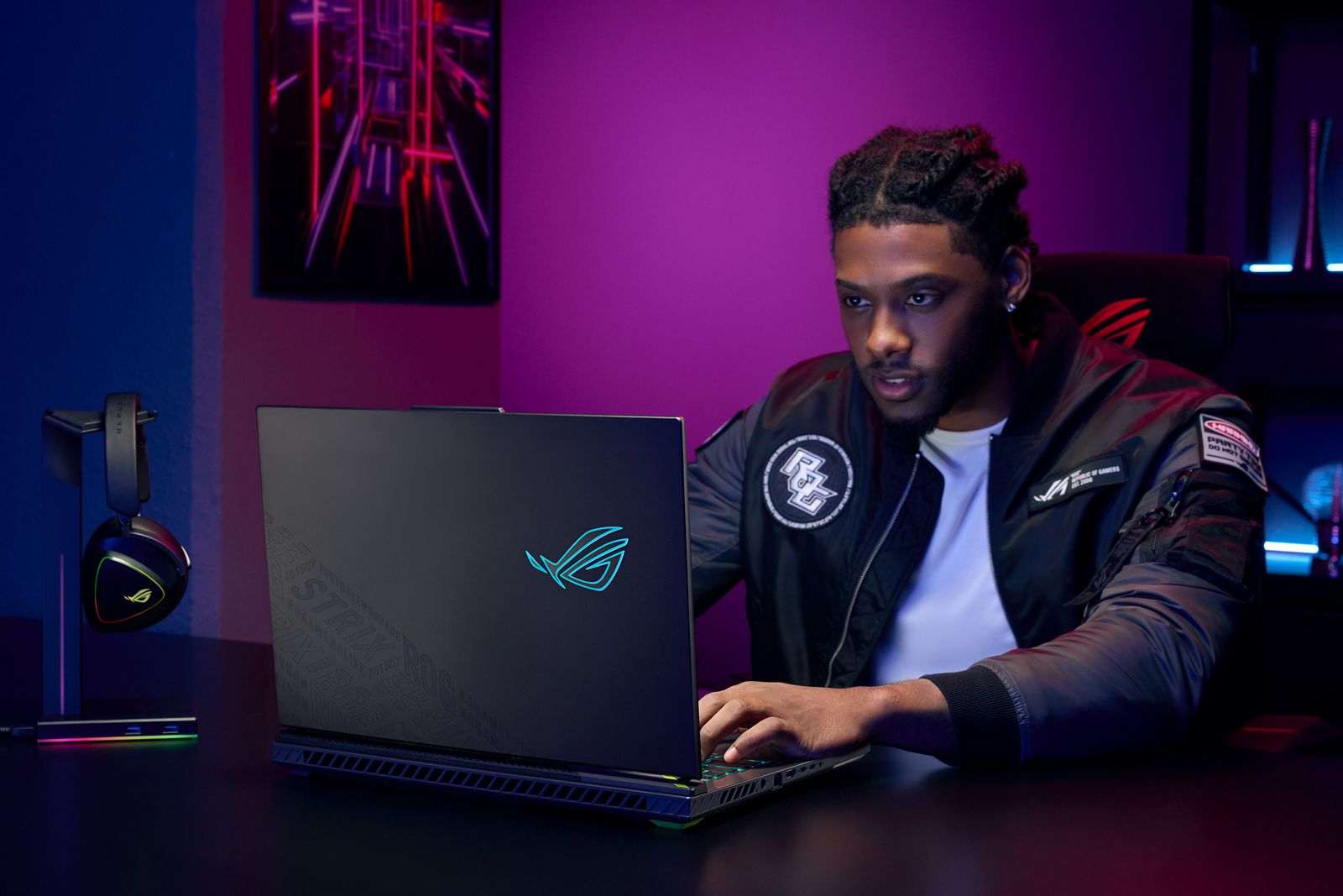 hombre frente a una laptop ASUS ROG Strix G18