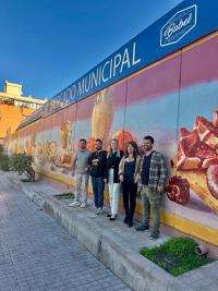 Nuevo mural en El Mercado de Babel rinde homenaje a los productos locales con un impresionante bodegón