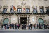 Alicante rinde homenaje a las víctimas de la tragedia ferroviaria de Adamuz con un emotivo silencio