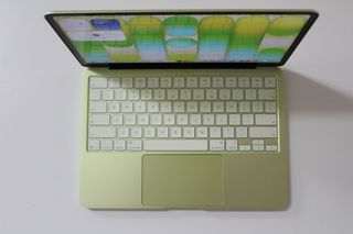 Estrategias para prolongar la batería de tu MacBook limitando la carga al 80%