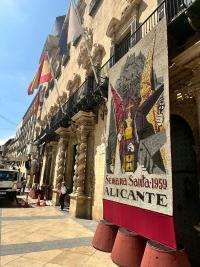 Semana Santa en el Ayuntamiento: Tapices florales que conectan 2026 y 1959