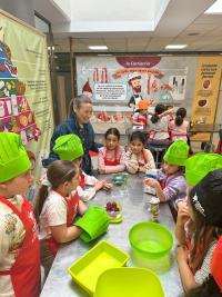 Alicante da cierre a la Escuela de Pascua con el emocionante concurso de cocina 'Pequechef'