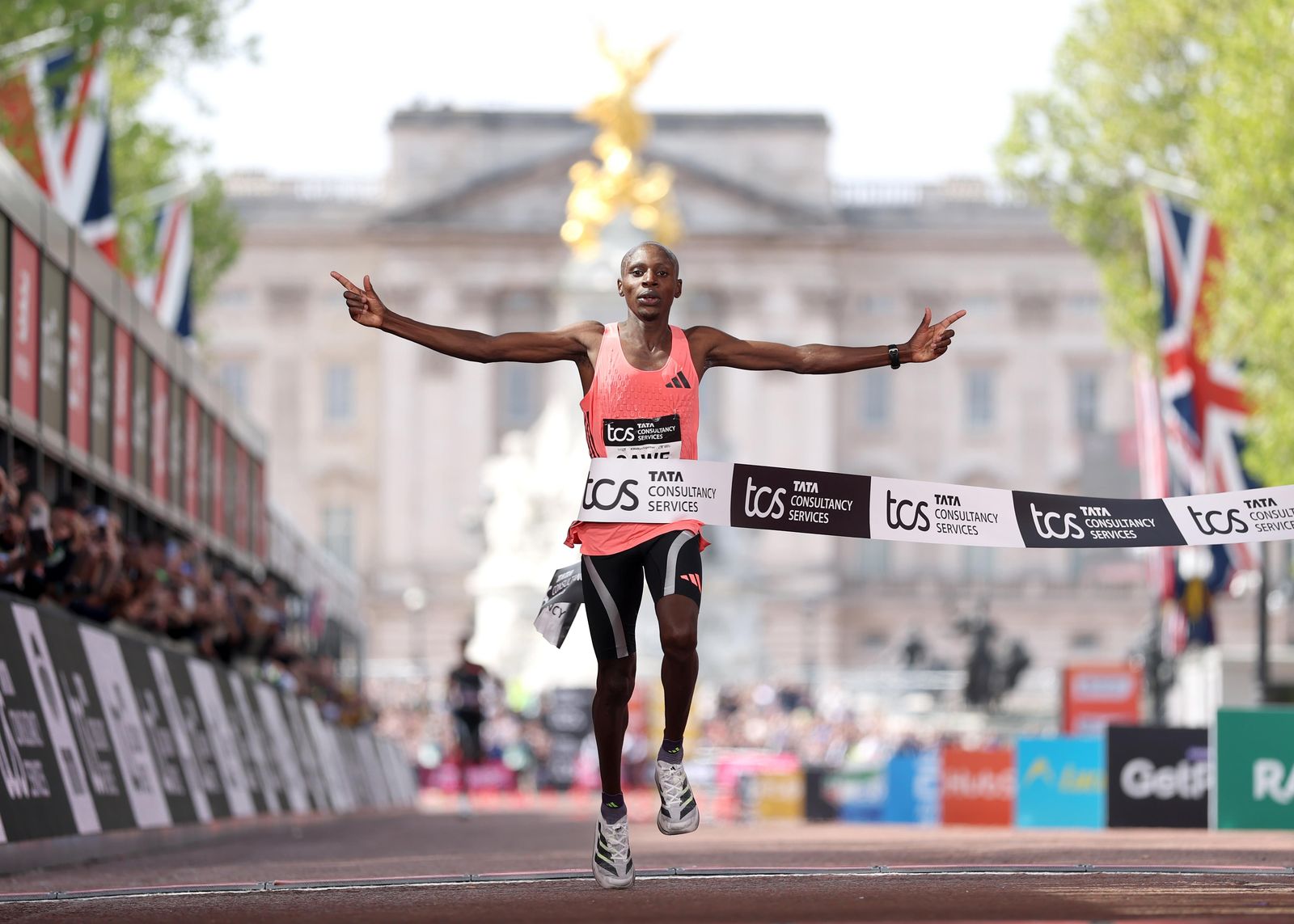 Sabastian Sawe cruza la línea de meta del Maratón de Londres 2026 logrando una hazaña histórica.
