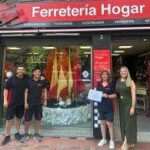 Ferretería Hogar se destaca en el concurso de escaparates de Hogueras con una propuesta inclusiva y creativa