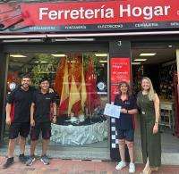 Ferretería Hogar se destaca en el concurso de escaparates de Hogueras con una propuesta inclusiva y creativa