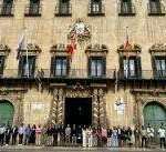 Alicante rinde homenaje en silencio a la víctima de violencia de género en Benidorm