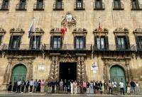 Alicante rinde homenaje en silencio a la víctima de violencia de género en Benidorm