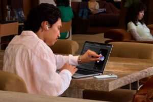Apple lanza su primera MacBook Pro con pantalla táctil