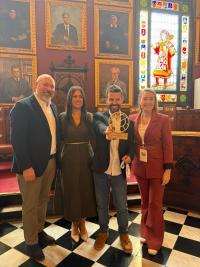 El Mercado Central de Alicante recibe el prestigioso Premio METRAE por Frutas Cachi