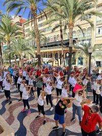 Más de 400 personas mayores disfrutan de una emocionante jornada deportiva en la Concha de la Explanada